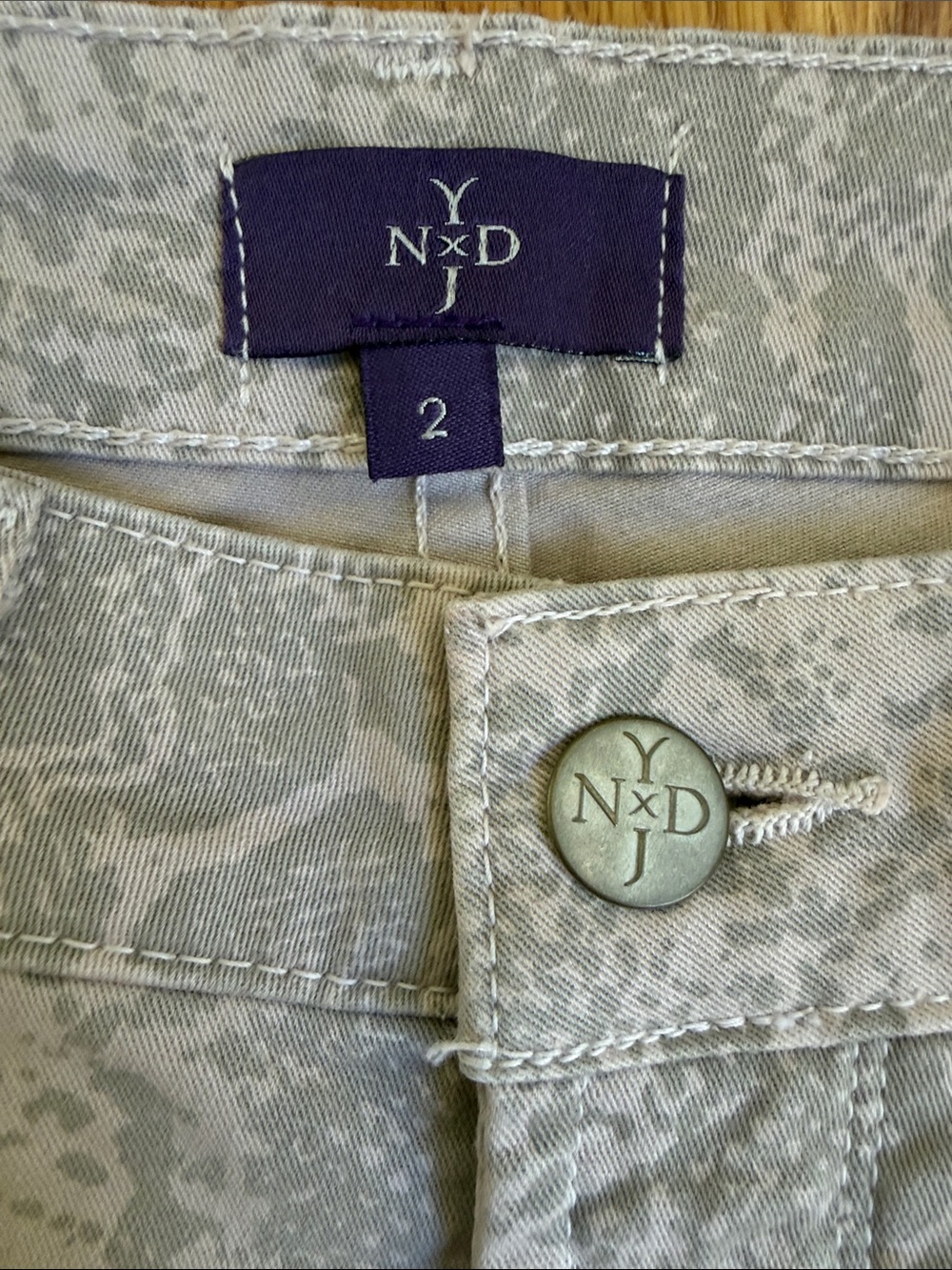 NYDJ Straight Leg Jeans in Light Snake Print - Cream/Gray. Size:2 - Picture 4 of 11